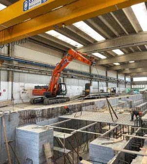 Edilizia industriale con gru e mezzi